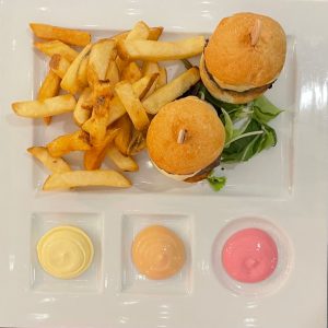 Hamburger e patatine fritte con le sue salse- Ristorante a JESOLO