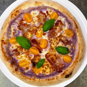 Pizza chic con patate viola, pomodorini e pancetta